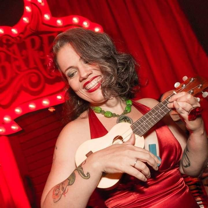 Lia tocando ukulele