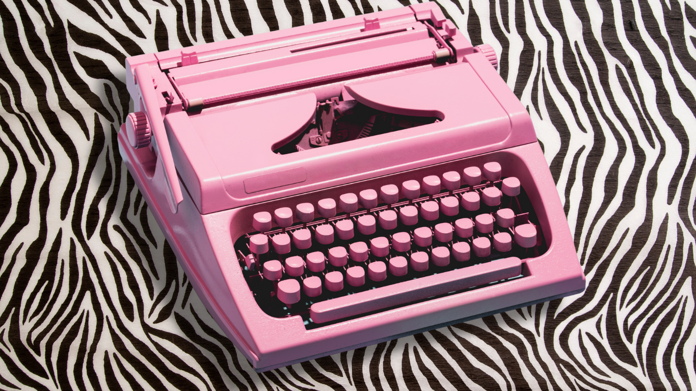 Header Redação Ghostwriting Copywriting Textos. Uma máquina de escrever cor-de-rosa.